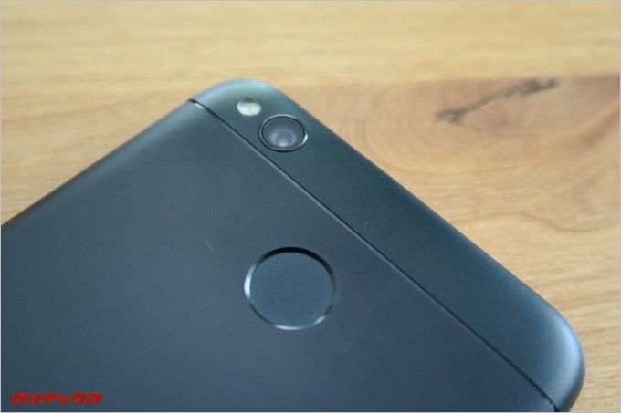 カメラの出っ張りもほとんど無く、シンプルな外観です。