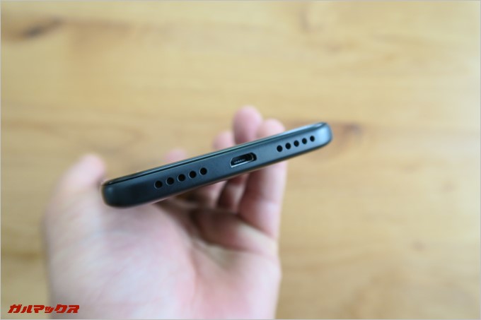 本体下部にスピーカーとMicroUSB端子。