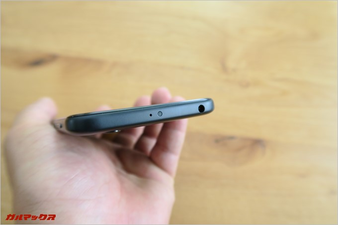 本体上部にはイヤホン端子。