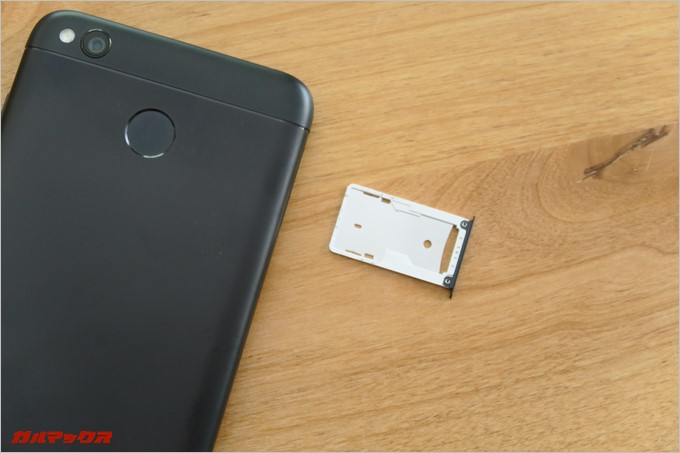 SIMトレイは共用タイプなので注意