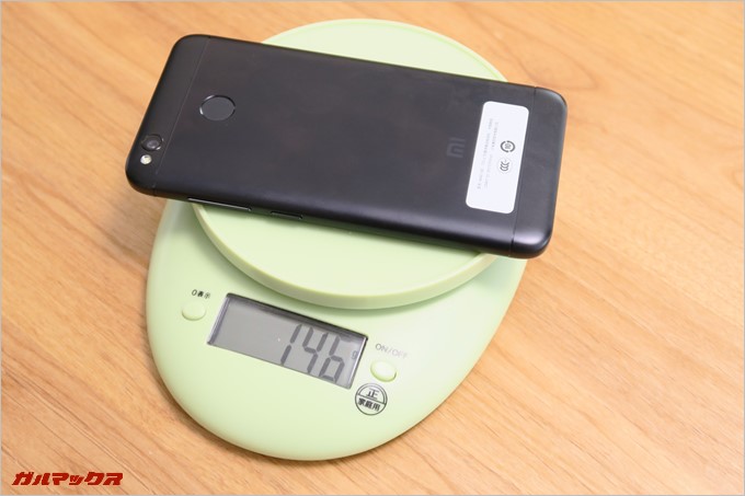 大容量バッテリーを備えながらも146gと超軽量