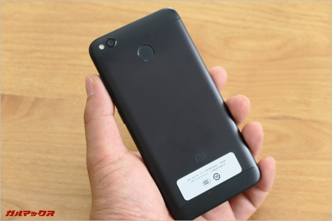 5型でコンパクトな外観のXiaomi Redmi 4X。