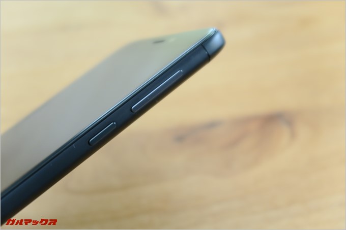 本体右側にボリュームボタンと電源ボタンが備わっています。