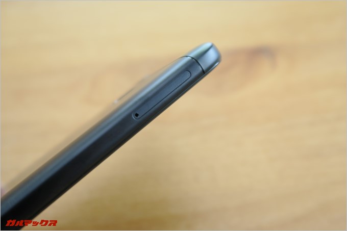 本体左にSIMスロット