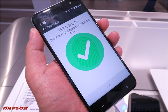 指紋センサーは超高速。タッチするだけで会場出来る。また、戻るボタンなどは画面外に設置されており、光るので暗所でも操作しやすいです。
