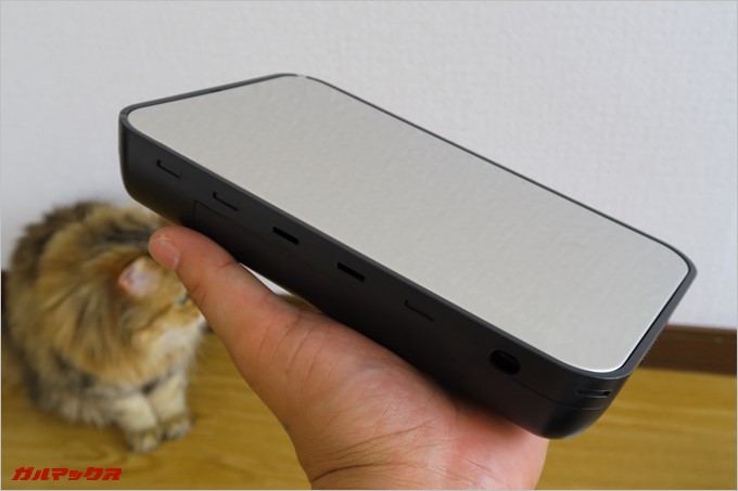 鏡面仕上されている部分のみ金属素材