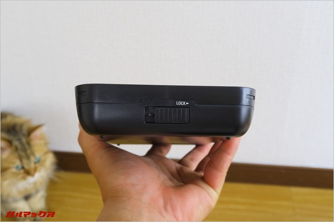 蓋にはロックが付いているので簡単に開きません