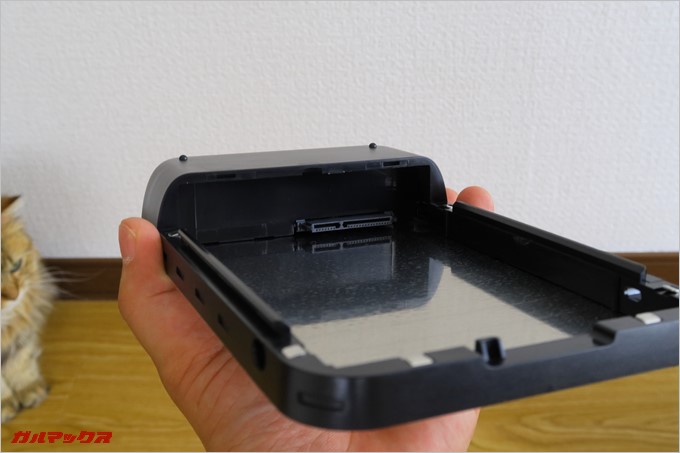 ロックを外して蓋をスライドすると開きます。