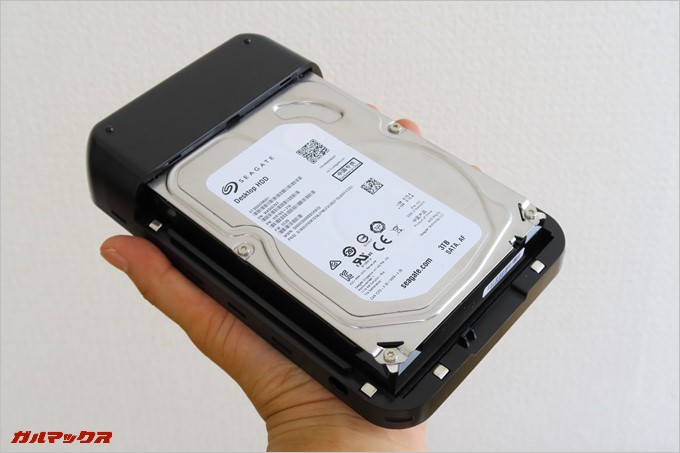 HDDは簡単に装着可能