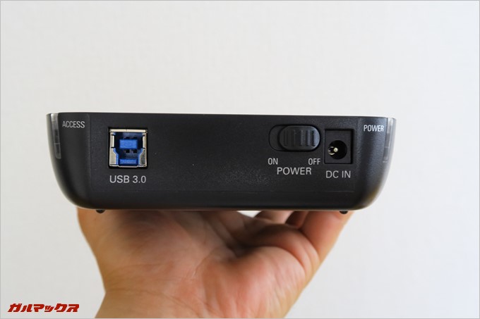 様々な端子やインジケータは背面にまとまっている。