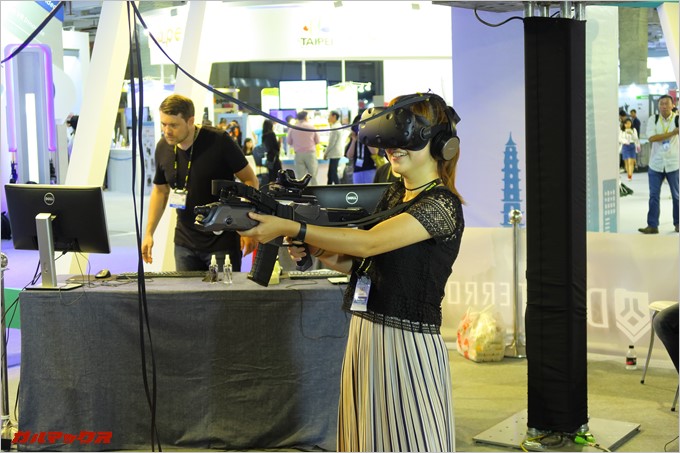 VRシューティングを楽しむ女性
