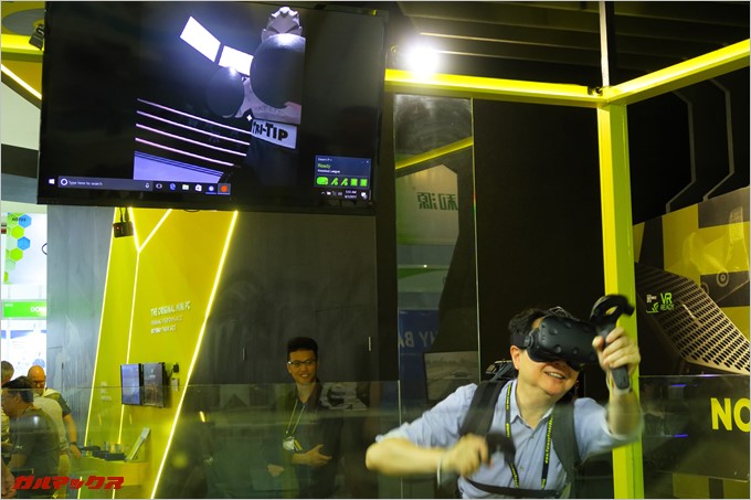 相手のパンチをしゃがんで回避