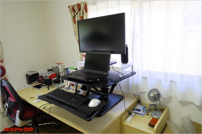 今まではモニターをデスク中央に固定していた