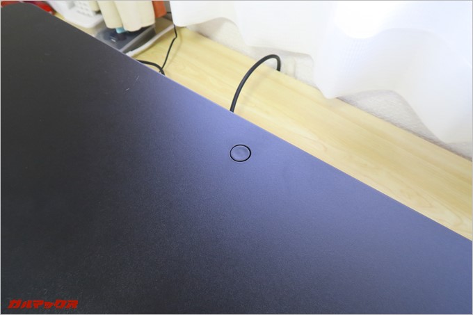 LoctekのF3Bにはグロメット取り付けようの穴が開いている。