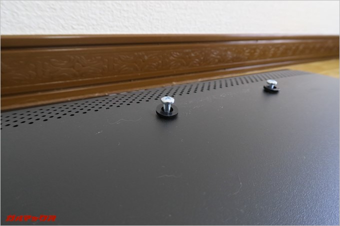 モニターに付属のネジを仮止め