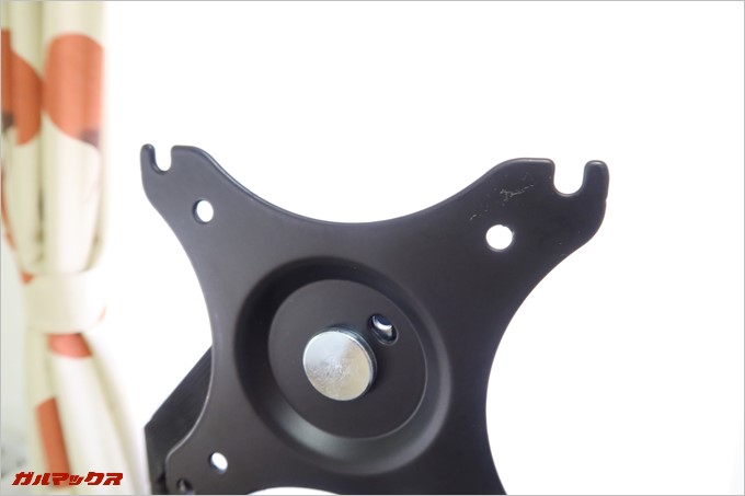 アーム側のモニター固定ブラケットはネジ穴に切れ込みが入っている。