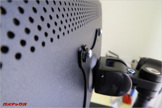 仮止めしたモニターネジをアームブラケットの切れ込みに乗せる事で仮止めがしやすくなる