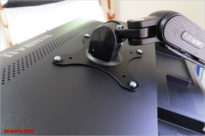 仮止め後は残りのネジを追加して本締め。