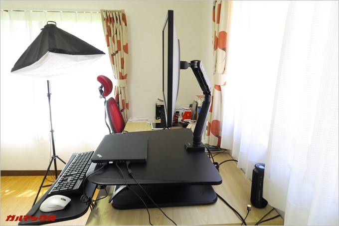 一番奥側にモニターを固定