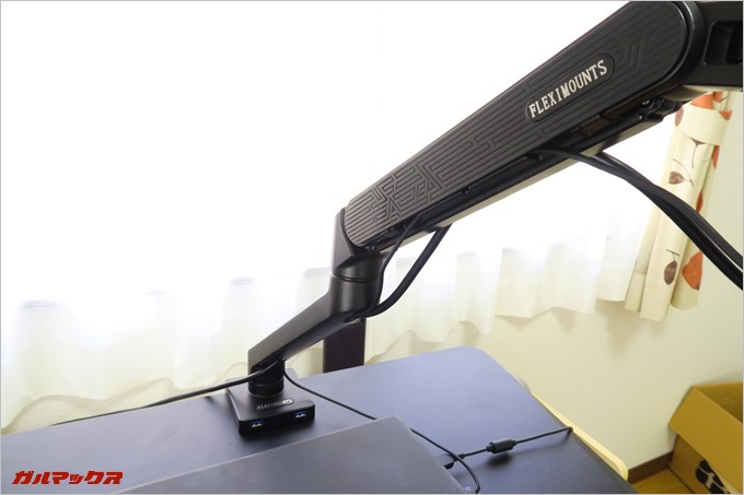 ケーブルは上部アーム、下部アームに収納出来るので見た目がスッキリする。