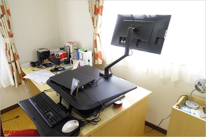 デスクの裏側にもモニターを向けることが可能
