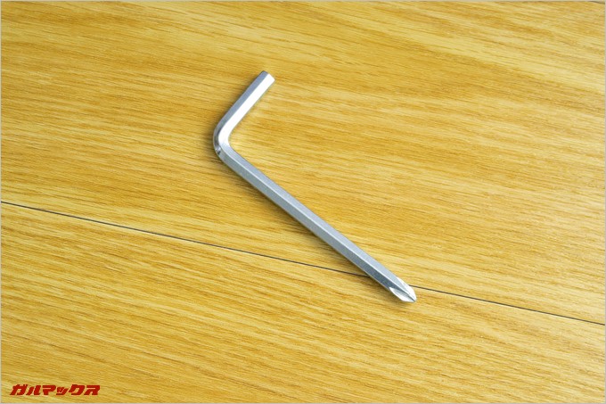 同梱物には工具も一式揃っている。