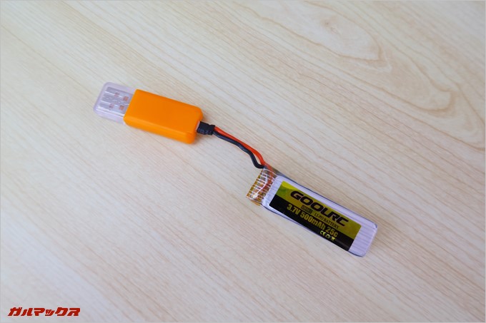 付属の充電器でバッテリーを充電する仕様