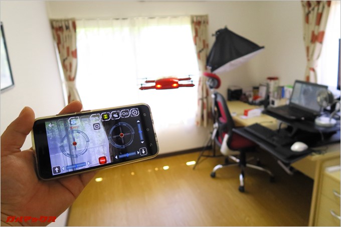 飛行中にコントローラーを離しても高度を維持する