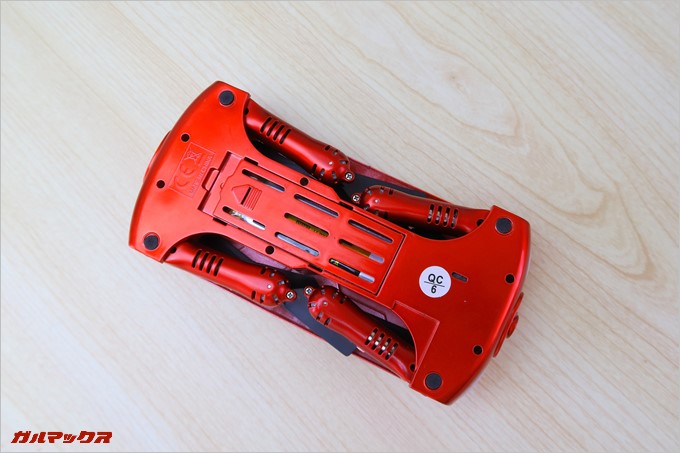 バッテリーは本体裏から差し込むタイプ