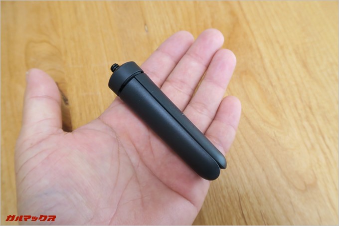 付属している三脚は折り畳むと握りやすいグリップとなる。