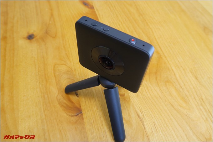 三脚を開くと小さいながら安定した設置が可能だった。