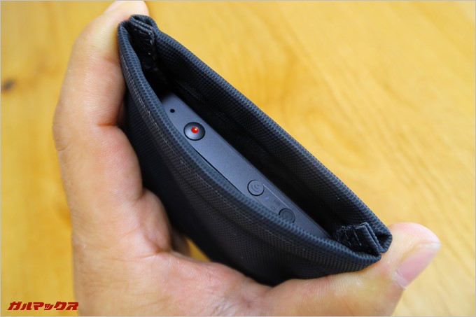 ポーチは両端から握ることで開くオープンタイプ。使いたい時にパッと取り出せるのが特徴だ。
