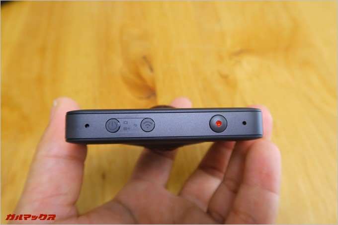 本体の上部にはボタン類が備わっている。
