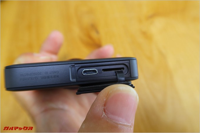 防水キャップを開けるとMicroUSB端子とMicroSDスロットが備わっている。