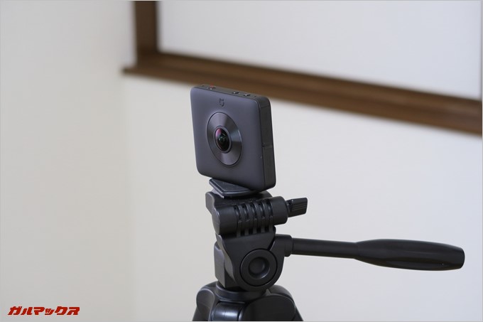 三脚穴は市販の三脚で利用されている大きさと同じなので手持ちの三脚にも取り付けが可能だった。