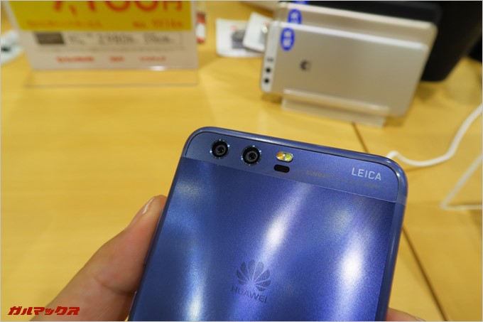 P10シリーズはカラーにより背面加工が異なる