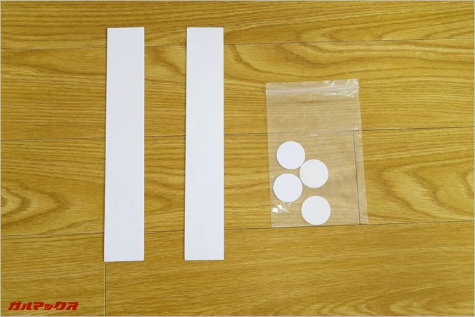 ディスプレイ固定用の粘着テープも付属している