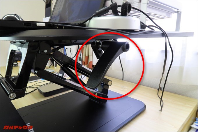 デスクの右側面にレバーが備わっている。