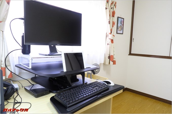 タブレットPCとも相性がいいスタンディングデスク