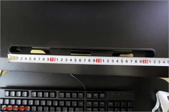 約32cmのタブレットスタンドがデスクに備わっている