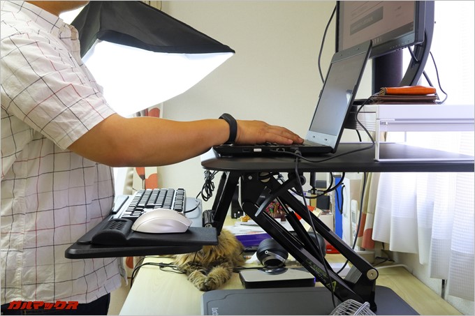 天板だけが高いスタンディングデスクは文字入力時に腕を不自然に上げ無くてはならない