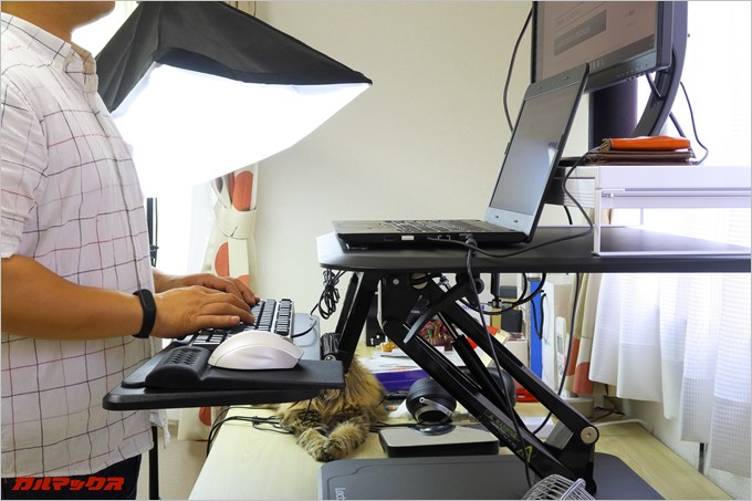 キーボードトレーが備わっているので、自然なスタイルで文字入力が可能