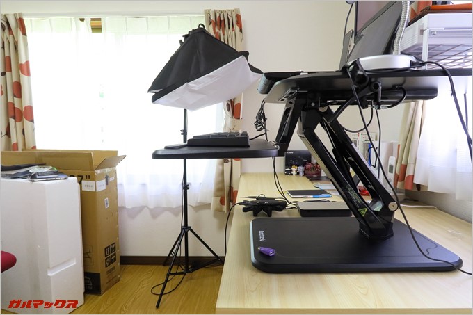 キーボードトレーを水平に固定した状態。