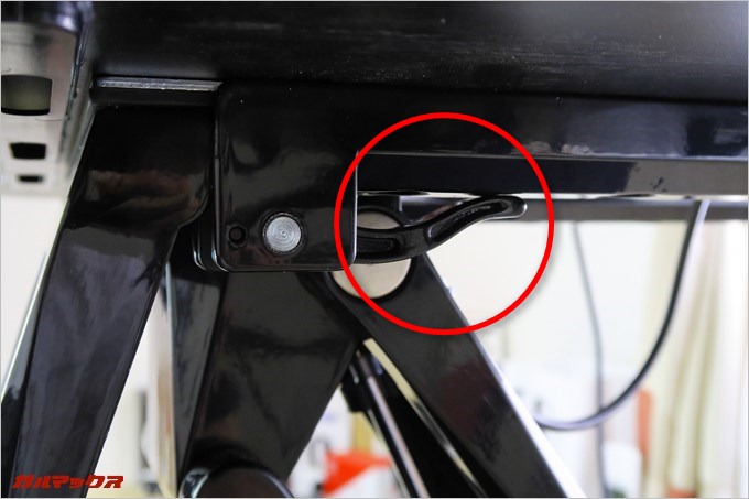 キーボードトレーはレバー操作で簡単に脱着可能