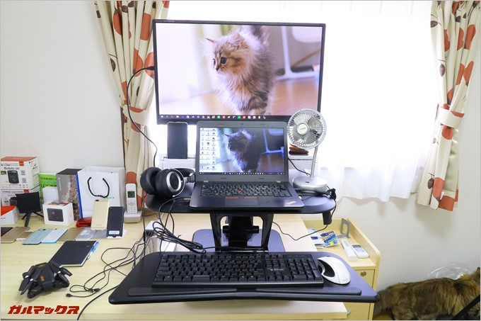 27型ディスプレイ、14型ノートパソコン、キーボードなどを設置したが昇降は問題なし