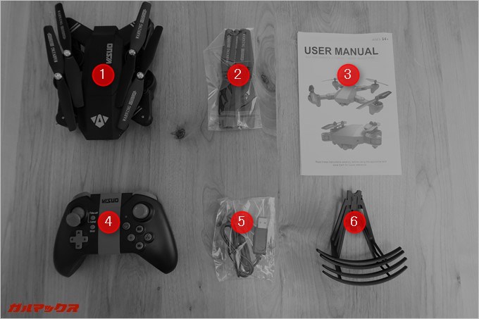 VISUO XS809HWは電池とコントローラー用の電池蓋ネジを外すドライバー、MicroSD以外は全て付属している