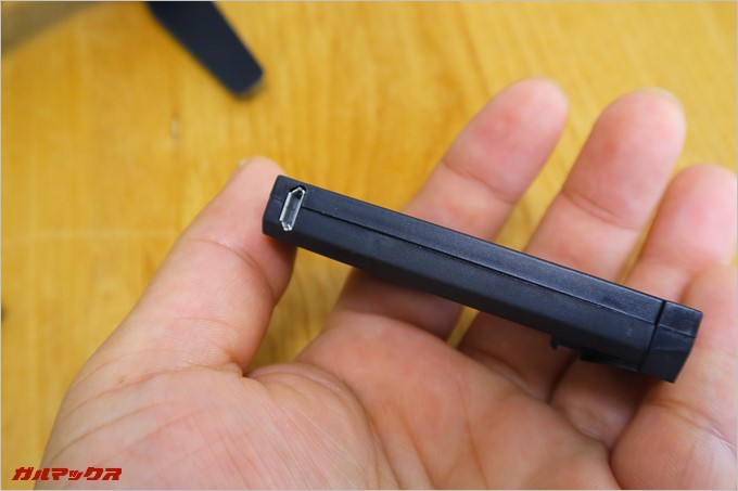 バッテリーパックに充電用のMicroSDが備わっている