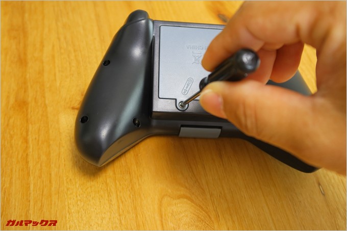 プロポの電池蓋はプラスドライバーでの固定式