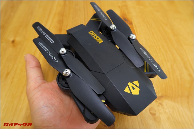 折り畳むと手のひらに乗る大きさのVISUO XS809HW