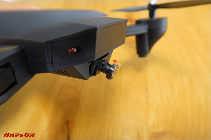 カメラは指で下に動かすことも可能